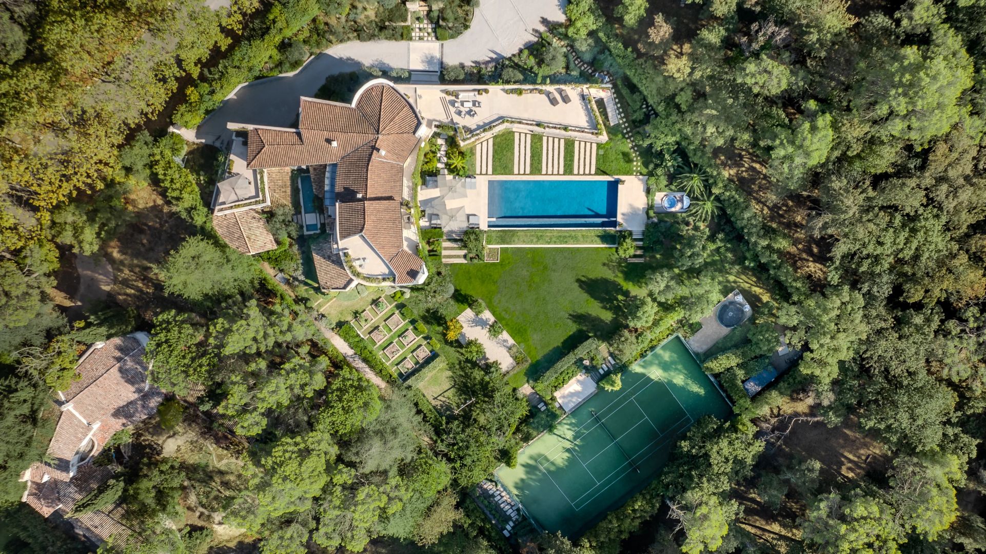 villa 13 Rooms for sale on Mougins (06250)