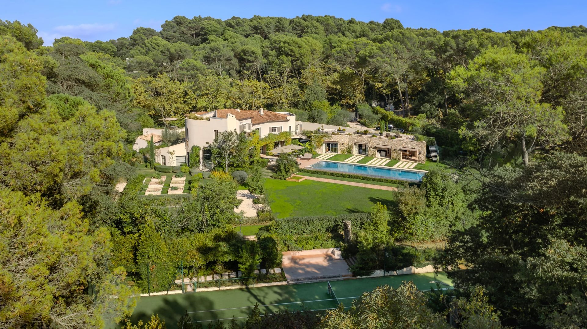 villa 13 Rooms for sale on Mougins (06250)