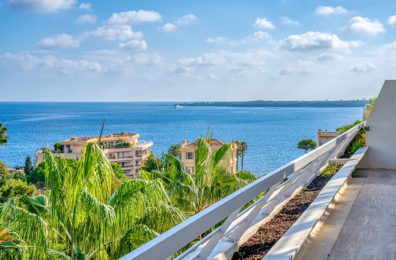 apartment 4 Rooms for sale on Cannes (06400)