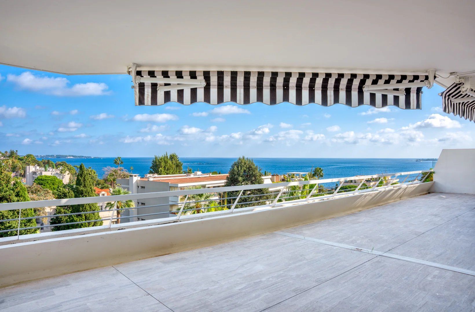 apartment 4 Rooms for sale on Cannes (06400)