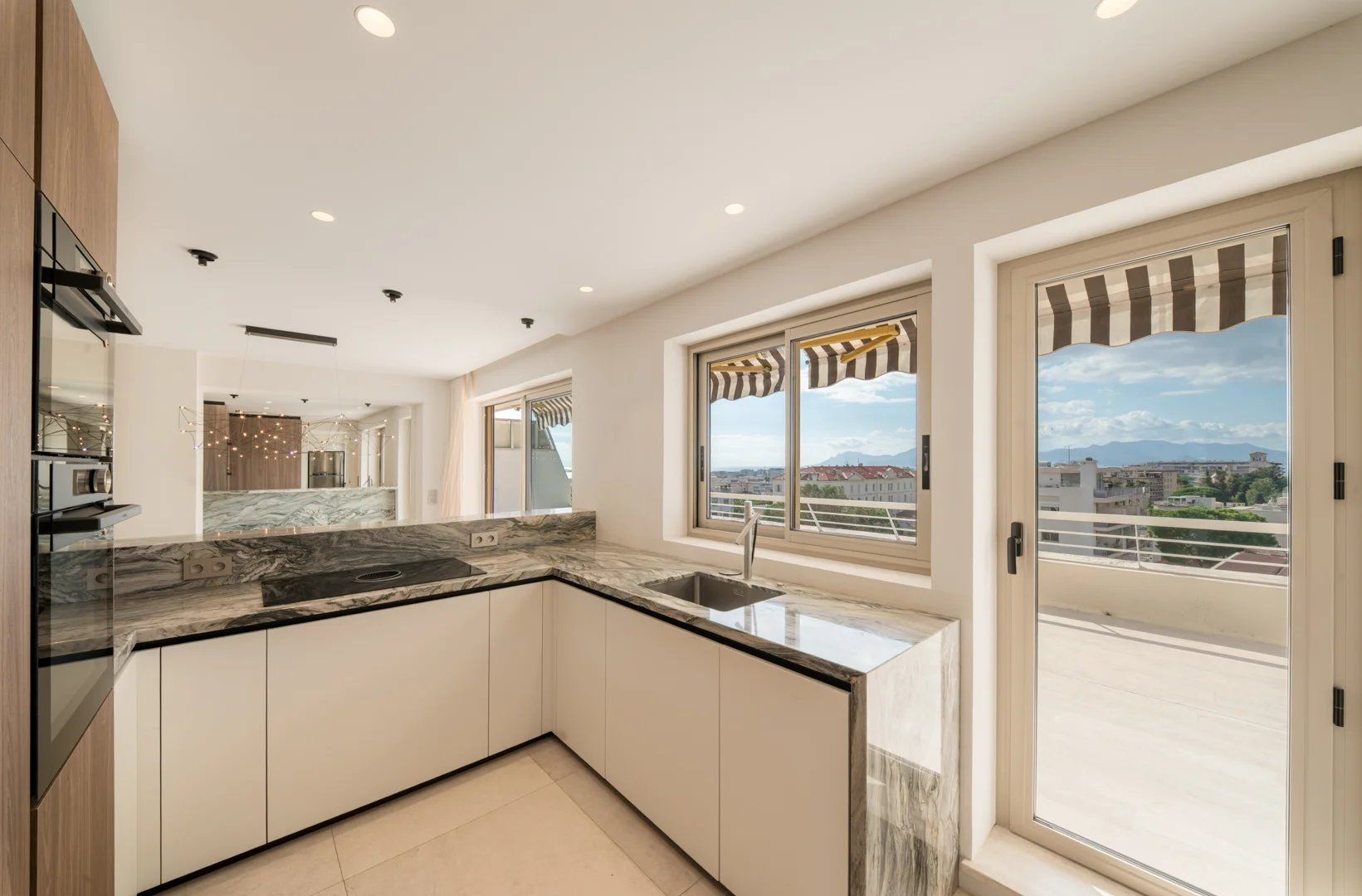 apartment 4 Rooms for sale on Cannes (06400)
