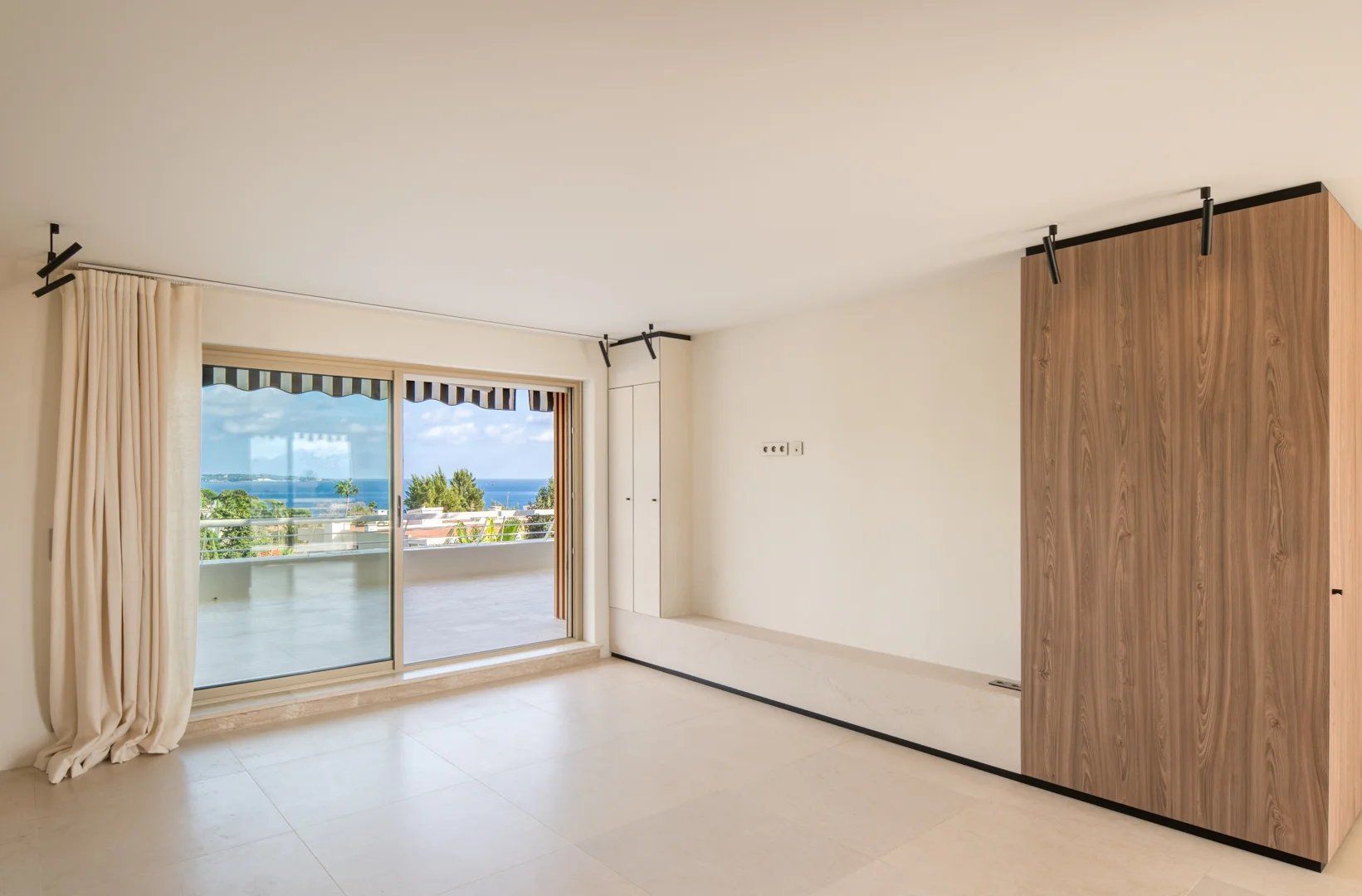 apartment 4 Rooms for sale on Cannes (06400)
