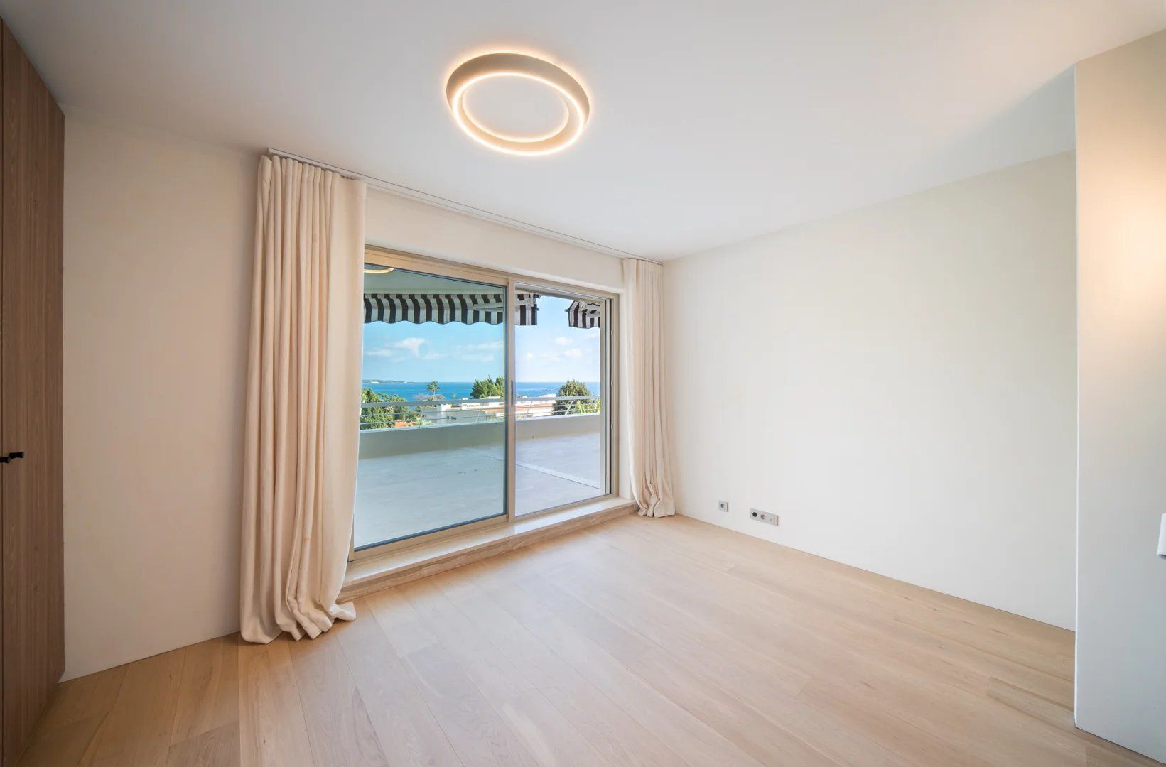 apartment 4 Rooms for sale on Cannes (06400)