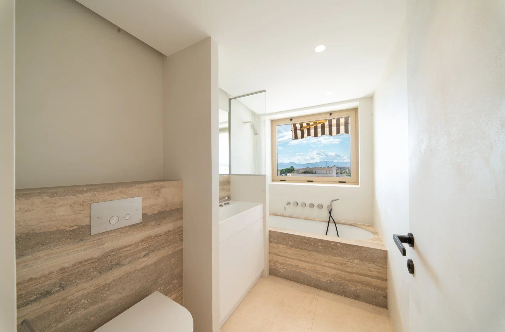 apartment 4 Rooms for sale on Cannes (06400)