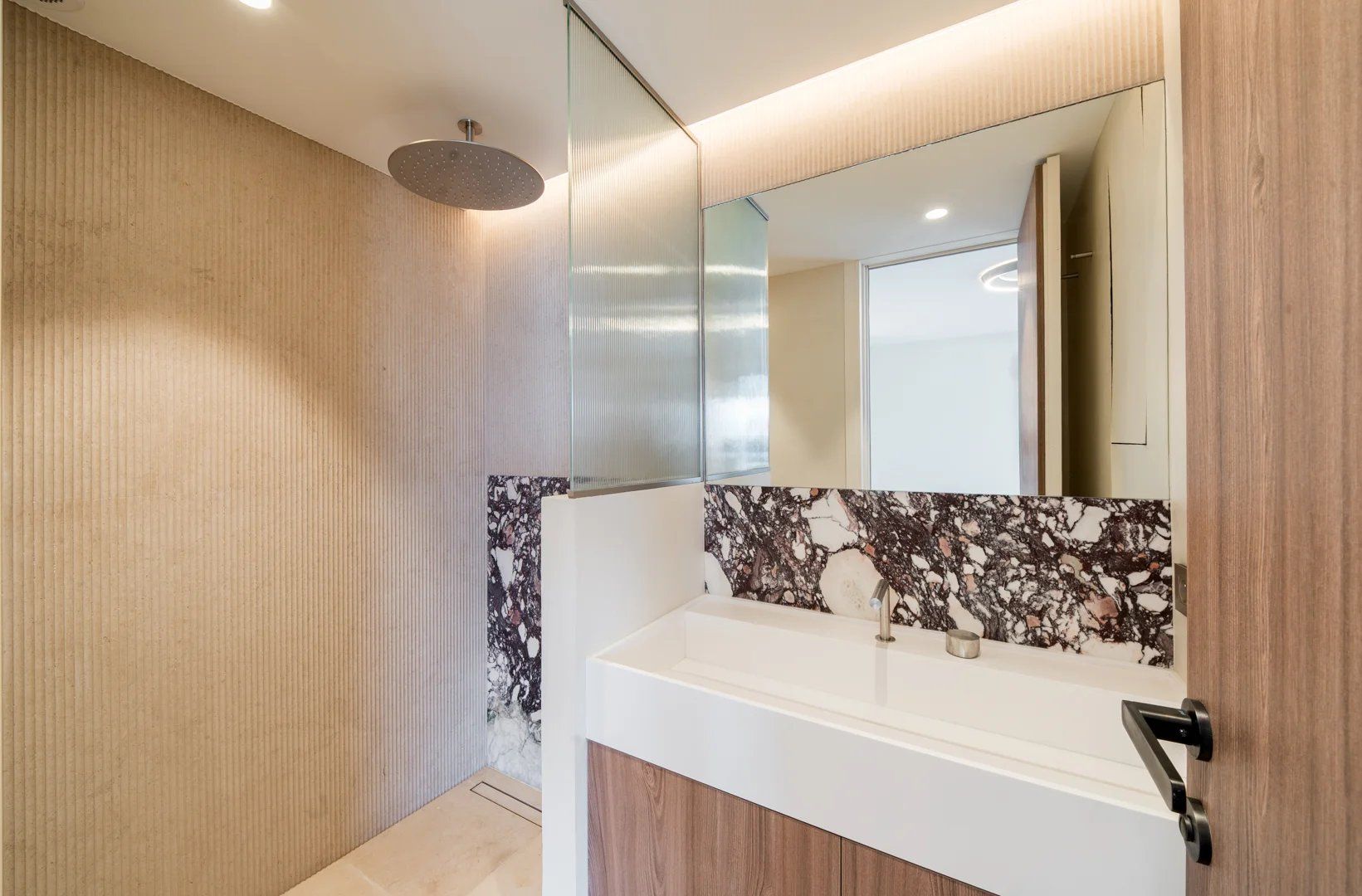 apartment 4 Rooms for sale on Cannes (06400)