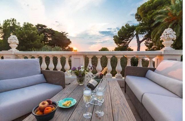villa 5 Rooms for seasonal rent on Antibes (06160)