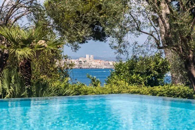 villa 5 Rooms for seasonal rent on Antibes (06160)