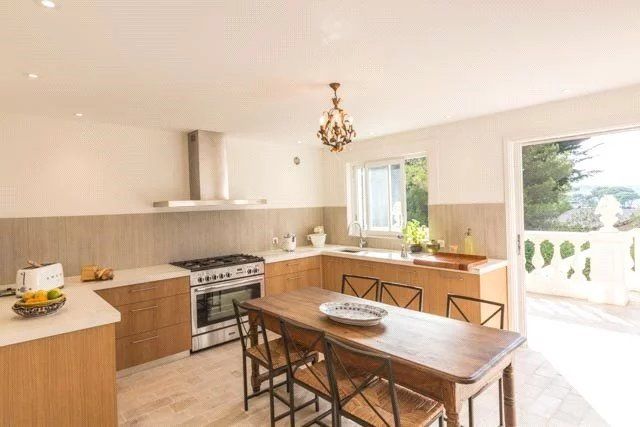 villa 5 Rooms for seasonal rent on Antibes (06160)