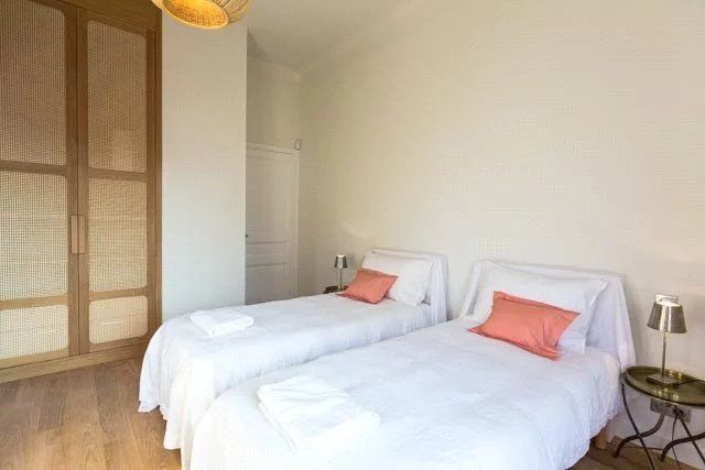 villa 5 Rooms for seasonal rent on Antibes (06160)