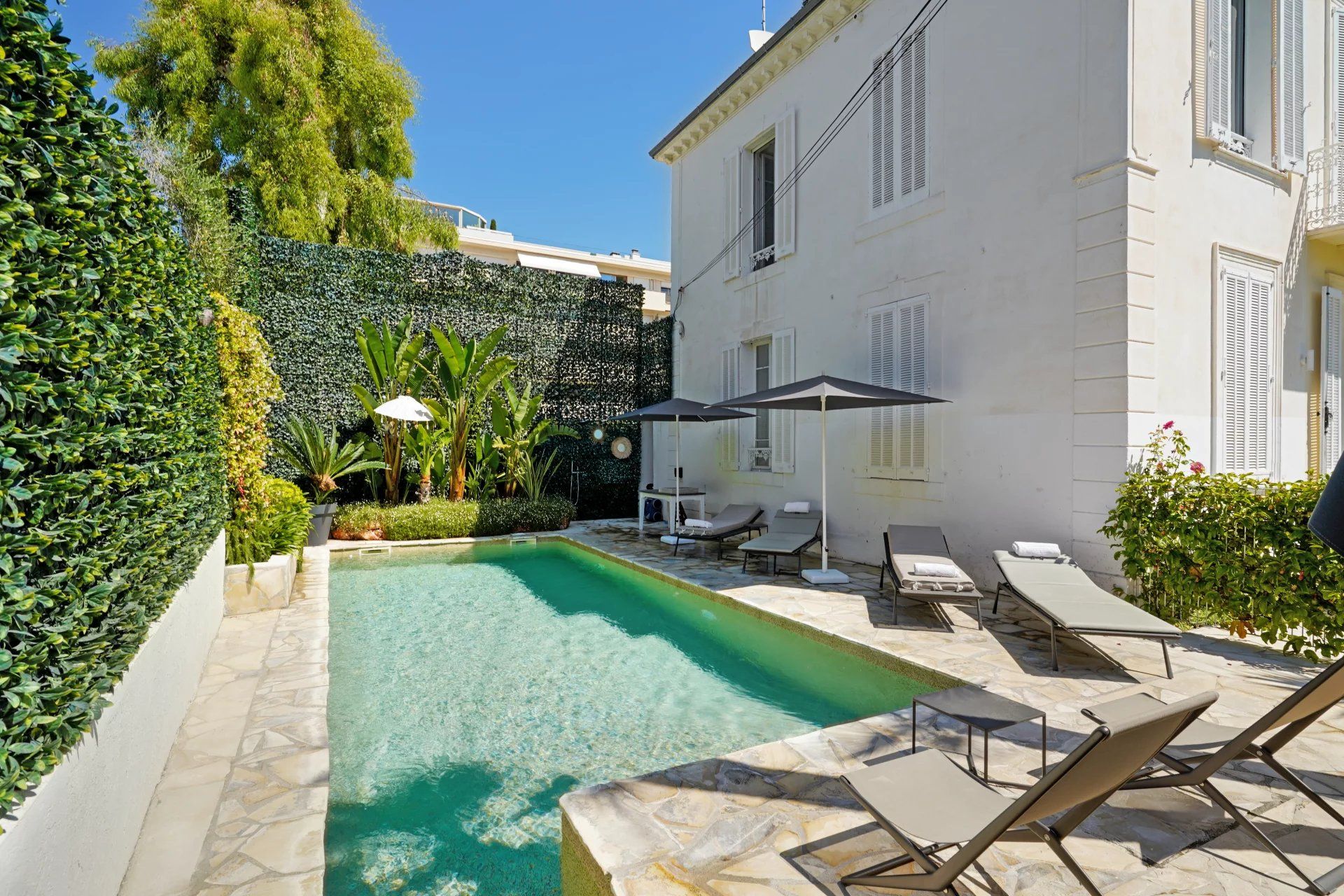 villa 7 Rooms for seasonal rent on Antibes (06160)