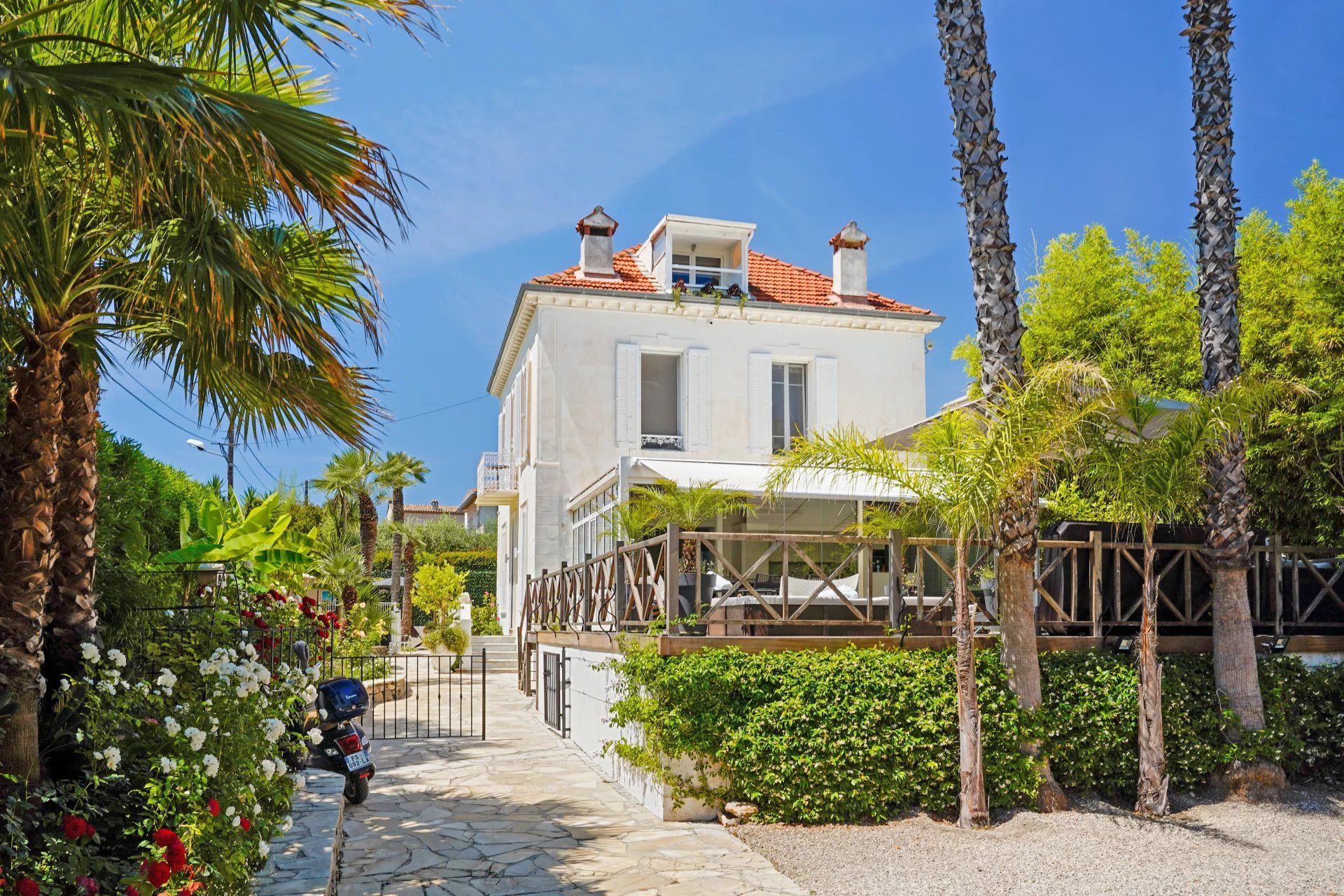 villa 7 Rooms for seasonal rent on Antibes (06160)