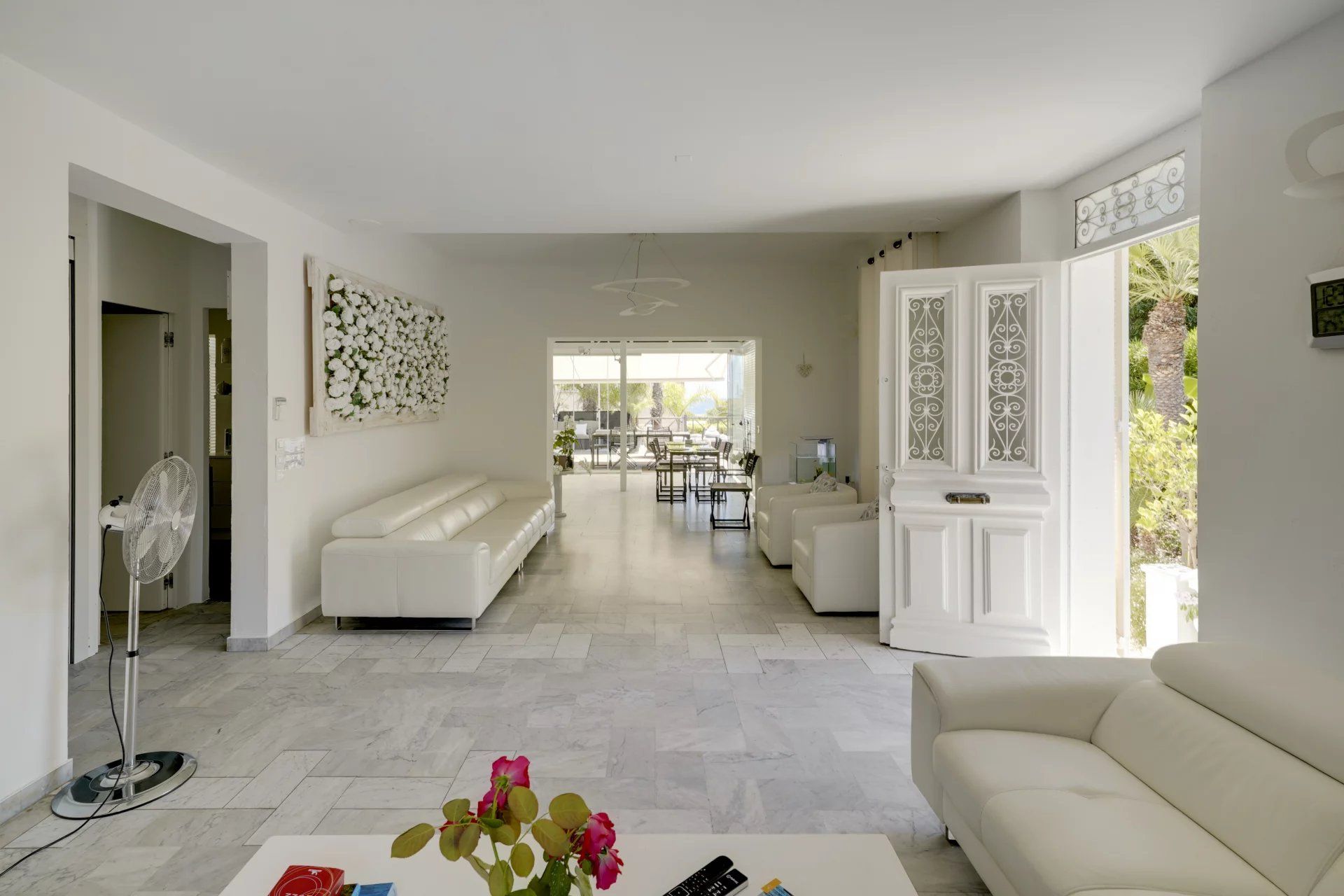 villa 7 Rooms for seasonal rent on Antibes (06160)