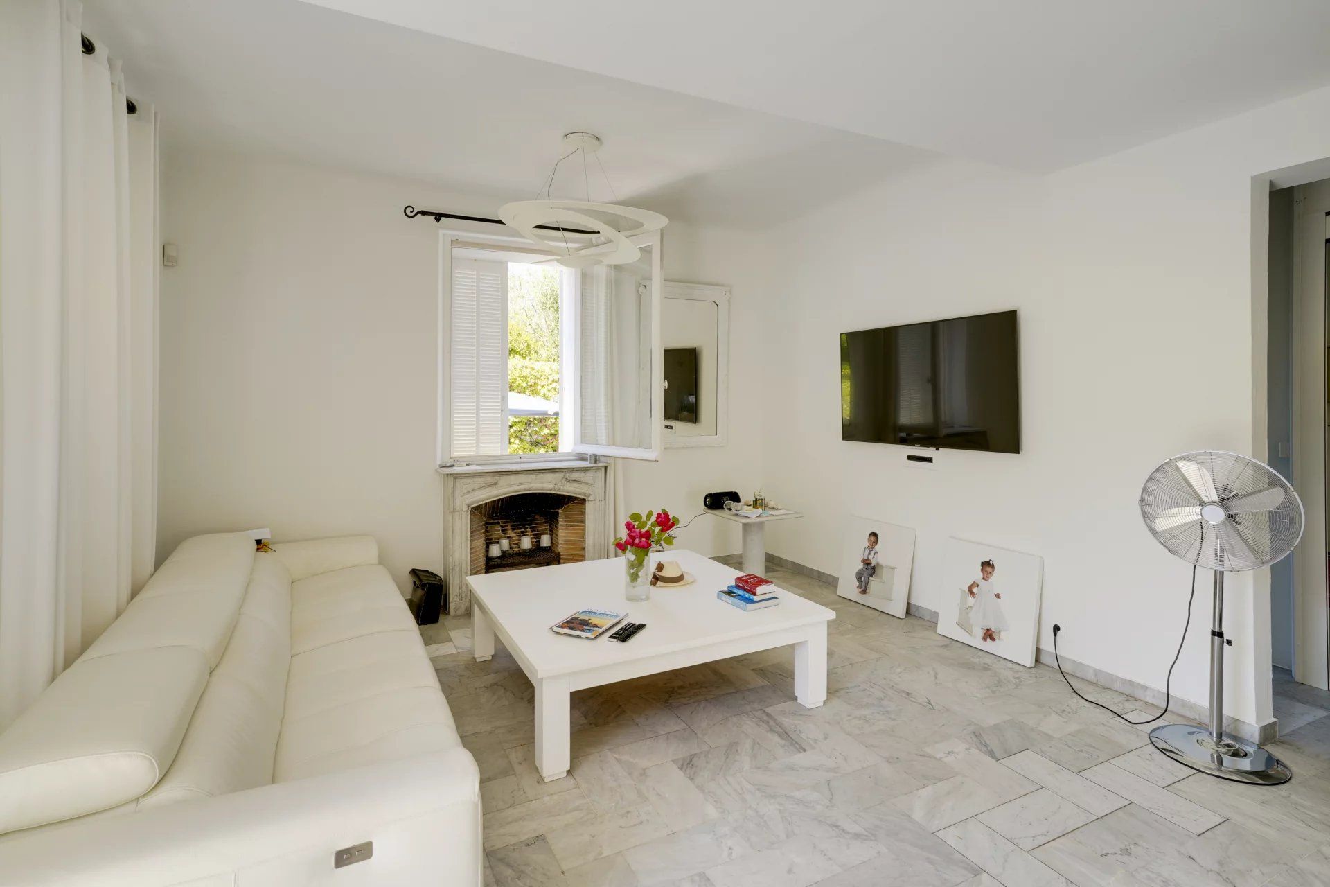 villa 7 Rooms for seasonal rent on Antibes (06160)