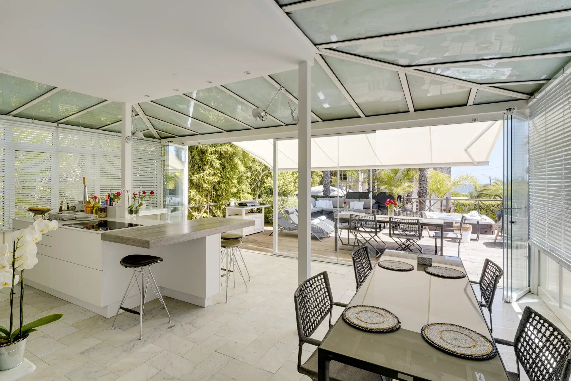 villa 7 Rooms for seasonal rent on Antibes (06160)