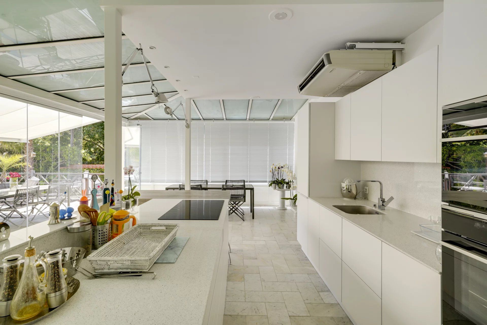 villa 7 Rooms for seasonal rent on Antibes (06160)