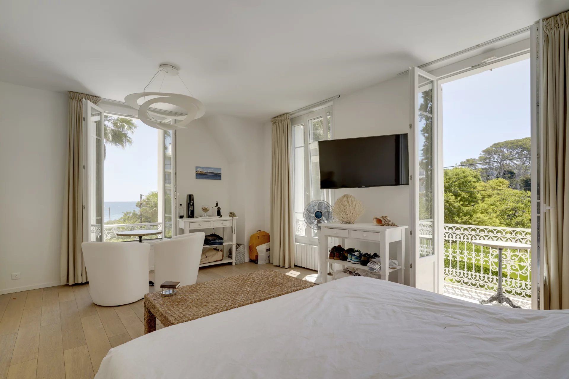 villa 7 Rooms for seasonal rent on Antibes (06160)