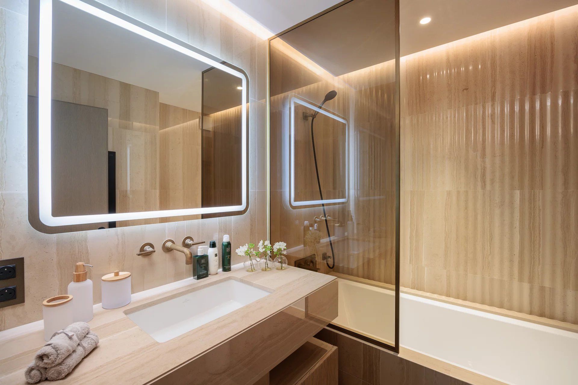 apartment 3 Rooms for sale on Cannes (06400)