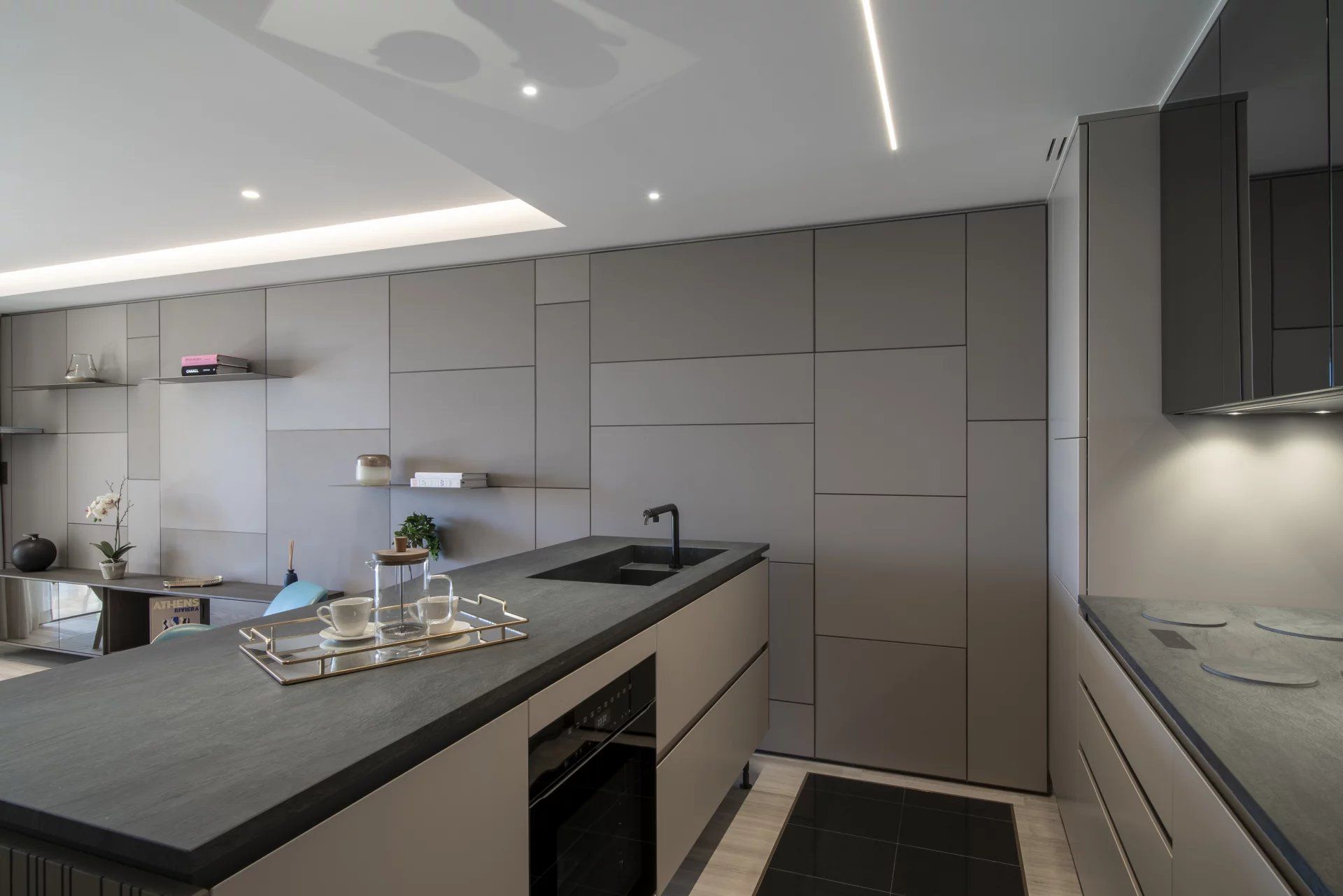 apartment 4 Rooms for sale on Cannes (06400)