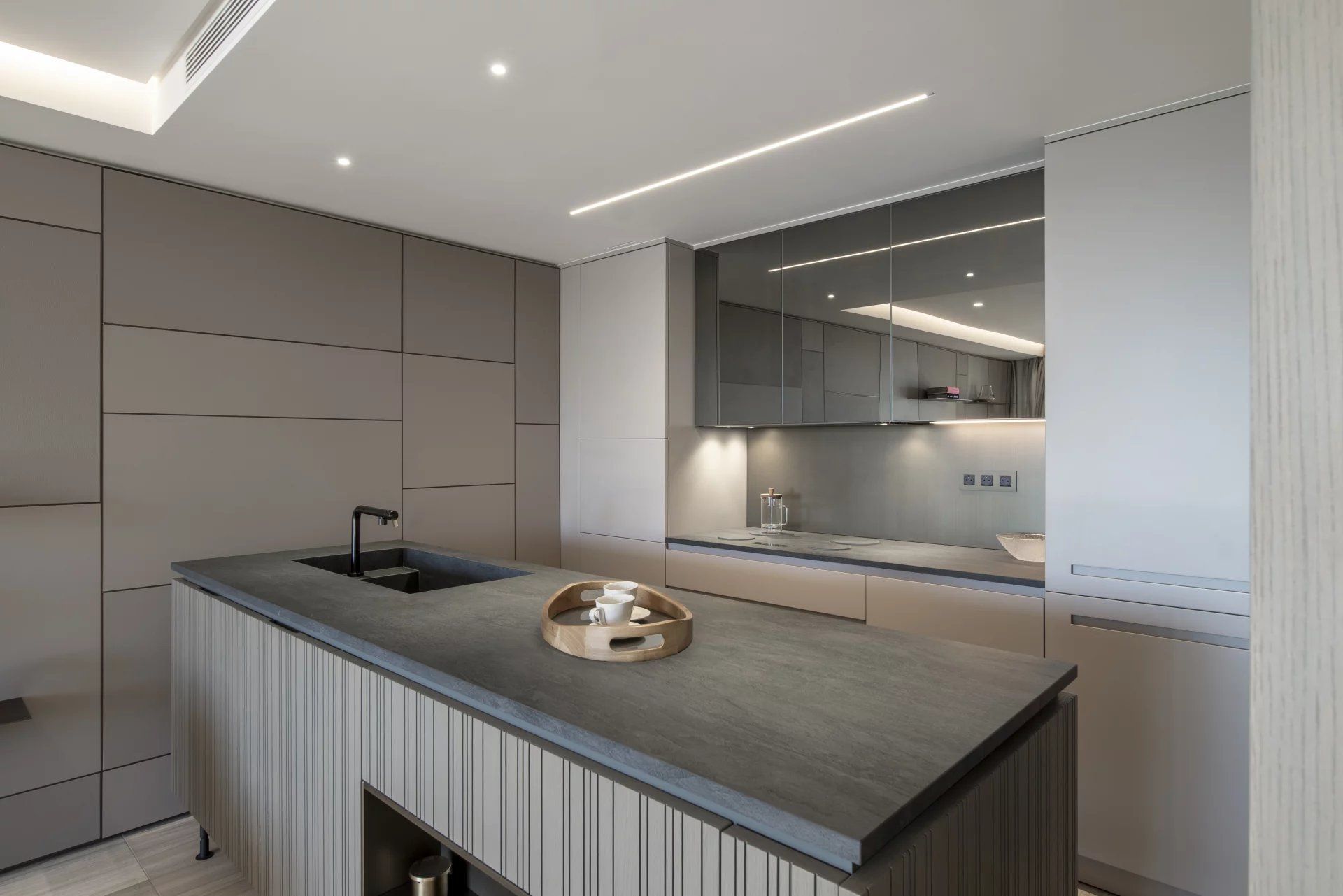 apartment 4 Rooms for sale on Cannes (06400)