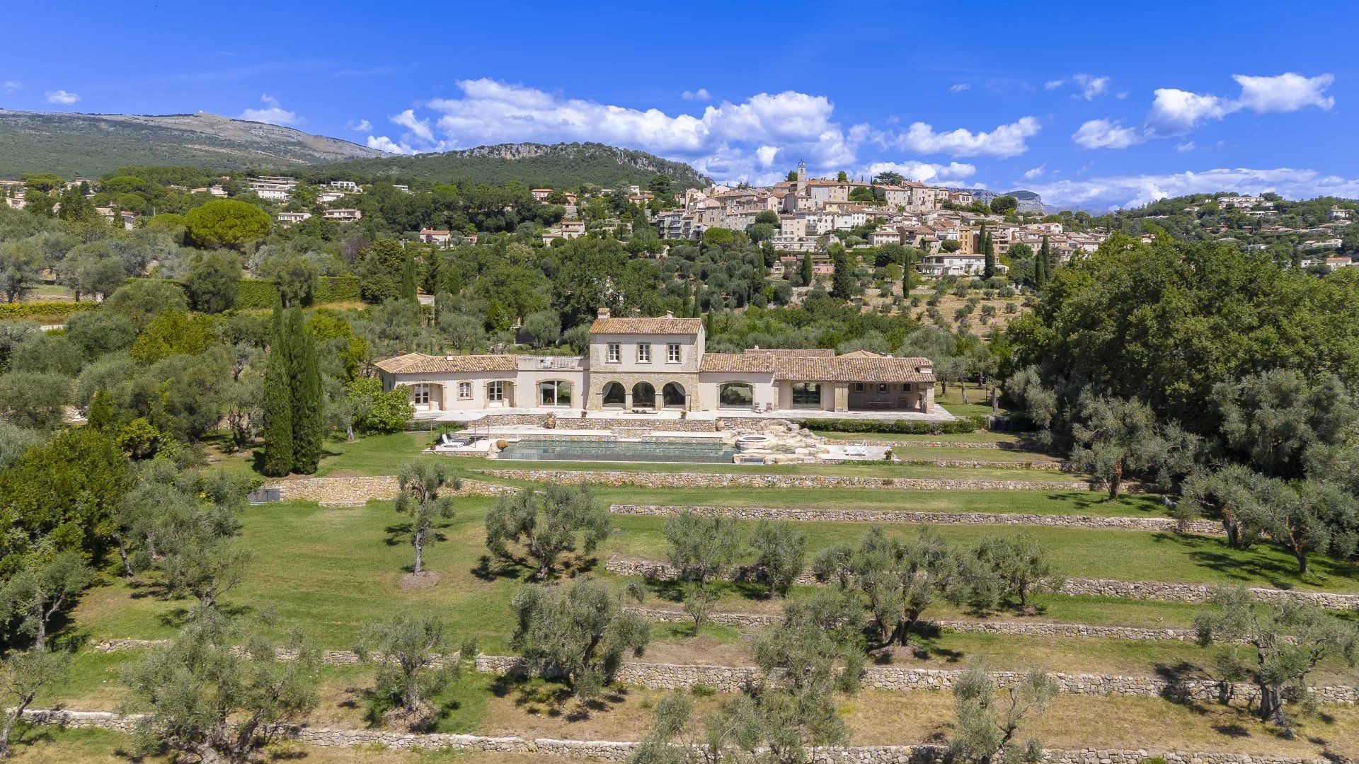 villa 8 Rooms for sale on Châteauneuf-Grasse (06740)