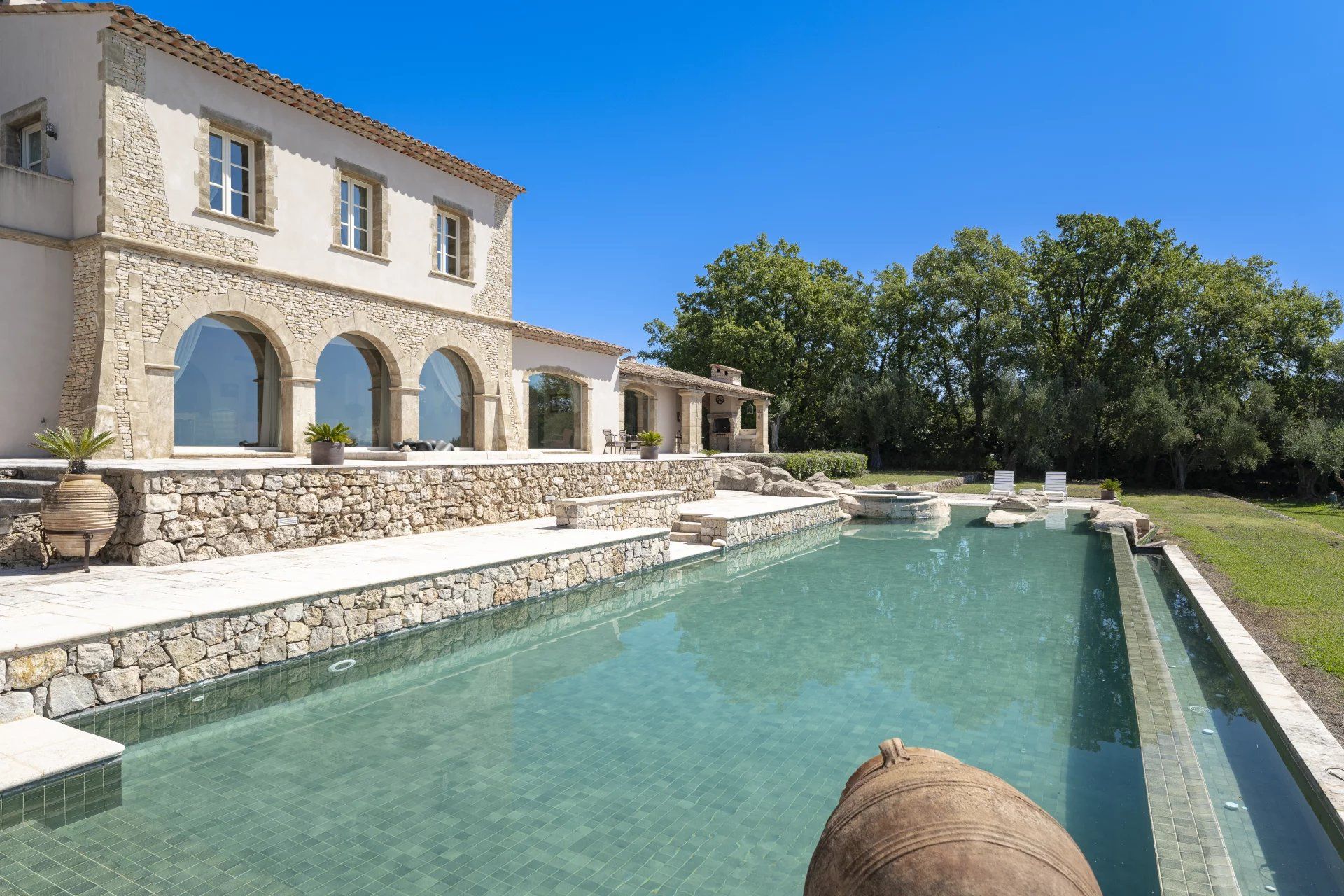 villa 8 Rooms for sale on Châteauneuf-Grasse (06740)