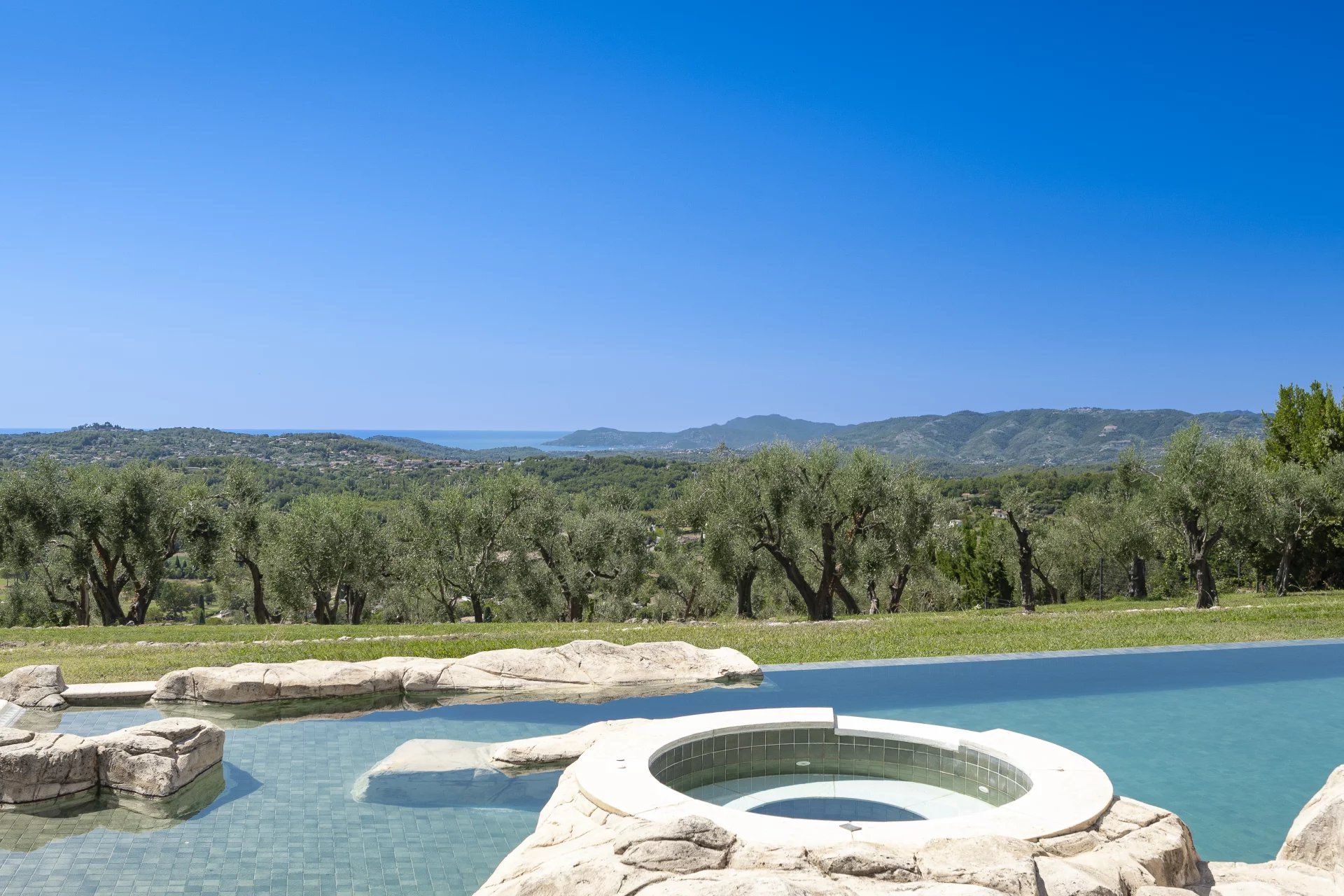 villa 8 Rooms for sale on Châteauneuf-Grasse (06740)