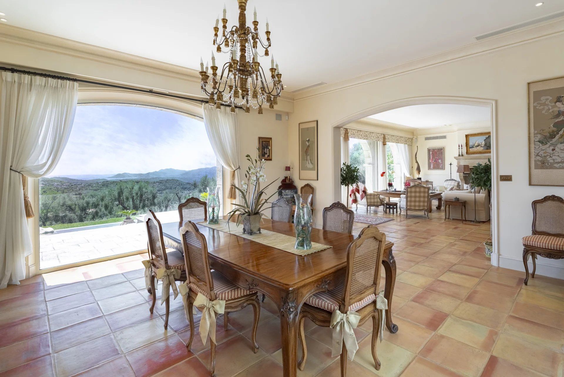 villa 8 Rooms for sale on Châteauneuf-Grasse (06740)