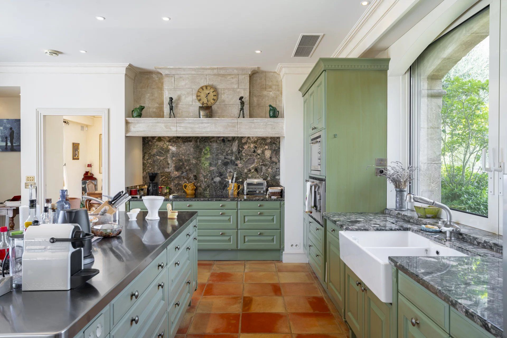 villa 8 Rooms for sale on Châteauneuf-Grasse (06740)