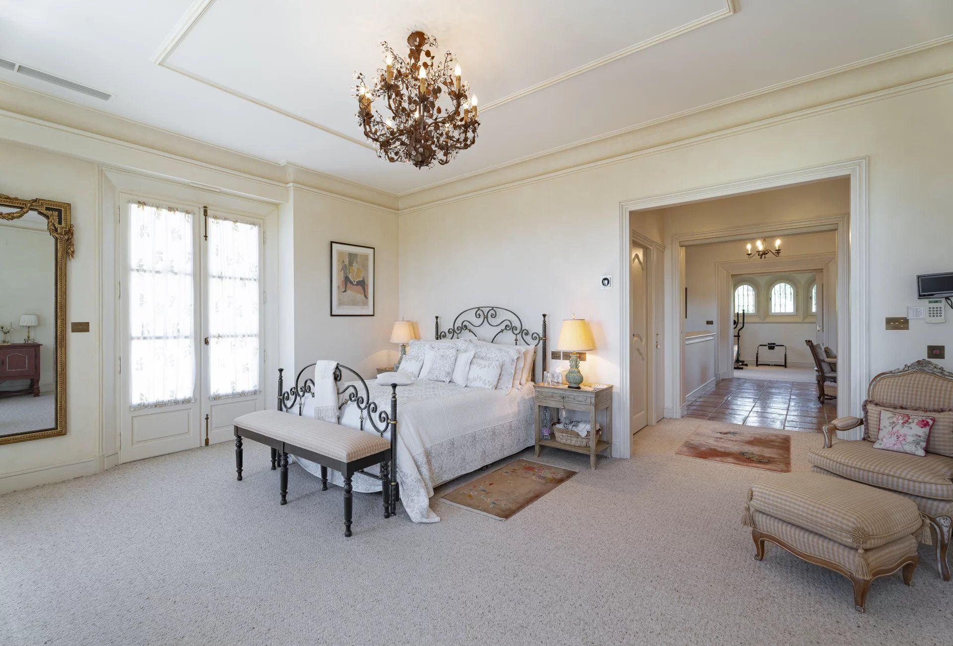 villa 8 Rooms for sale on Châteauneuf-Grasse (06740)