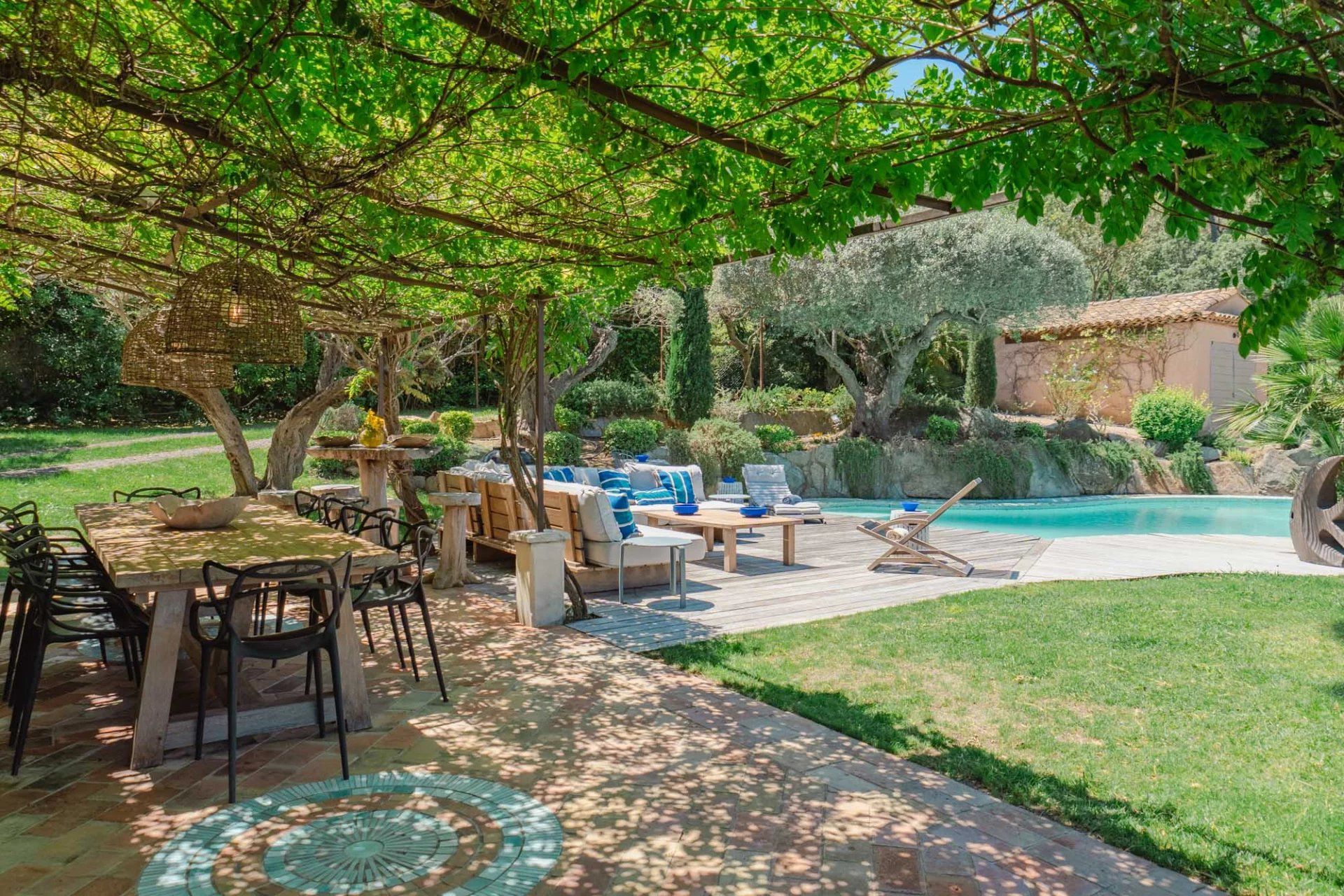 villa 6 Rooms for seasonal rent on Saint-Tropez (83990)