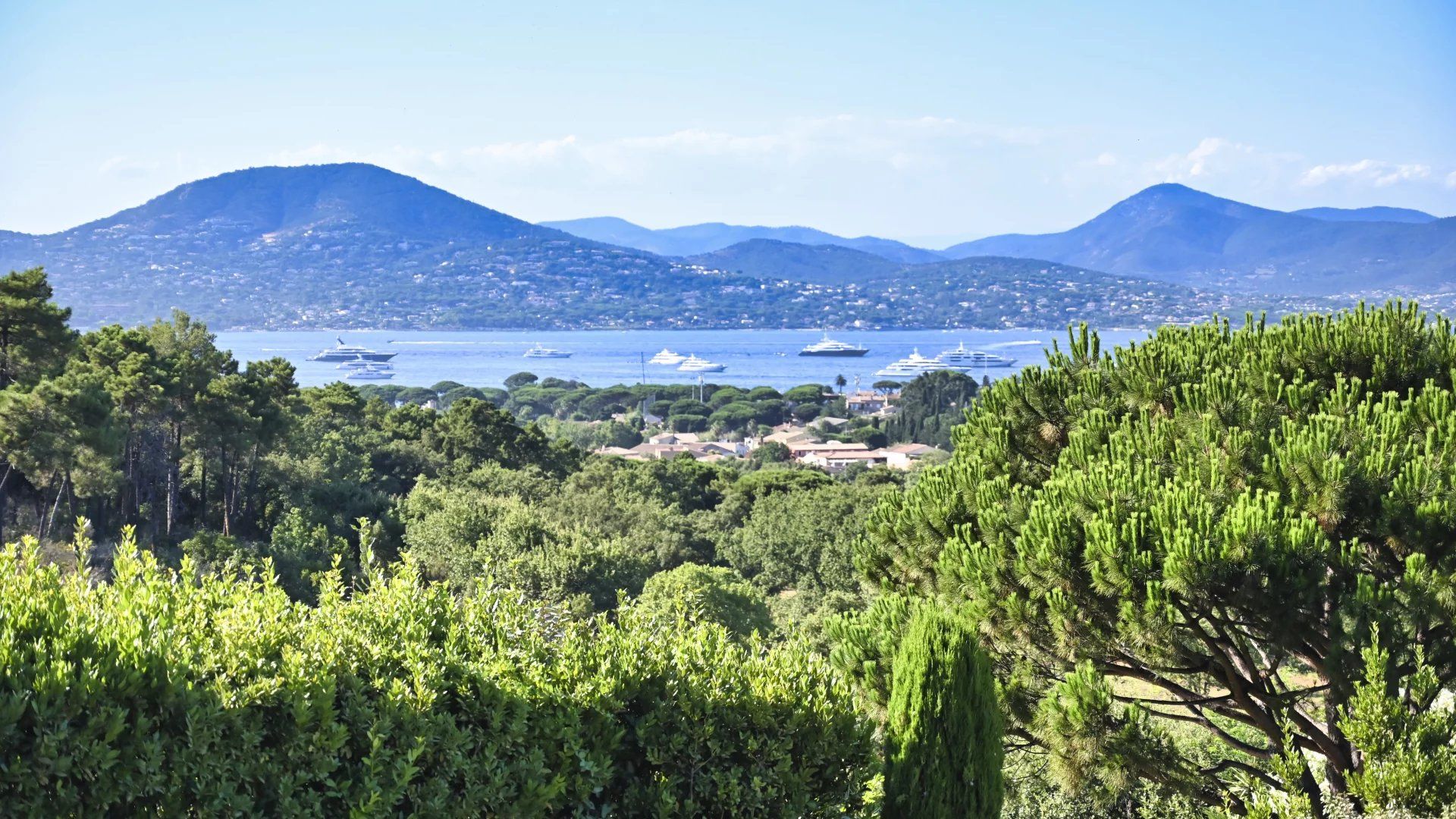villa 9 Rooms for seasonal rent on Saint-Tropez (83990)