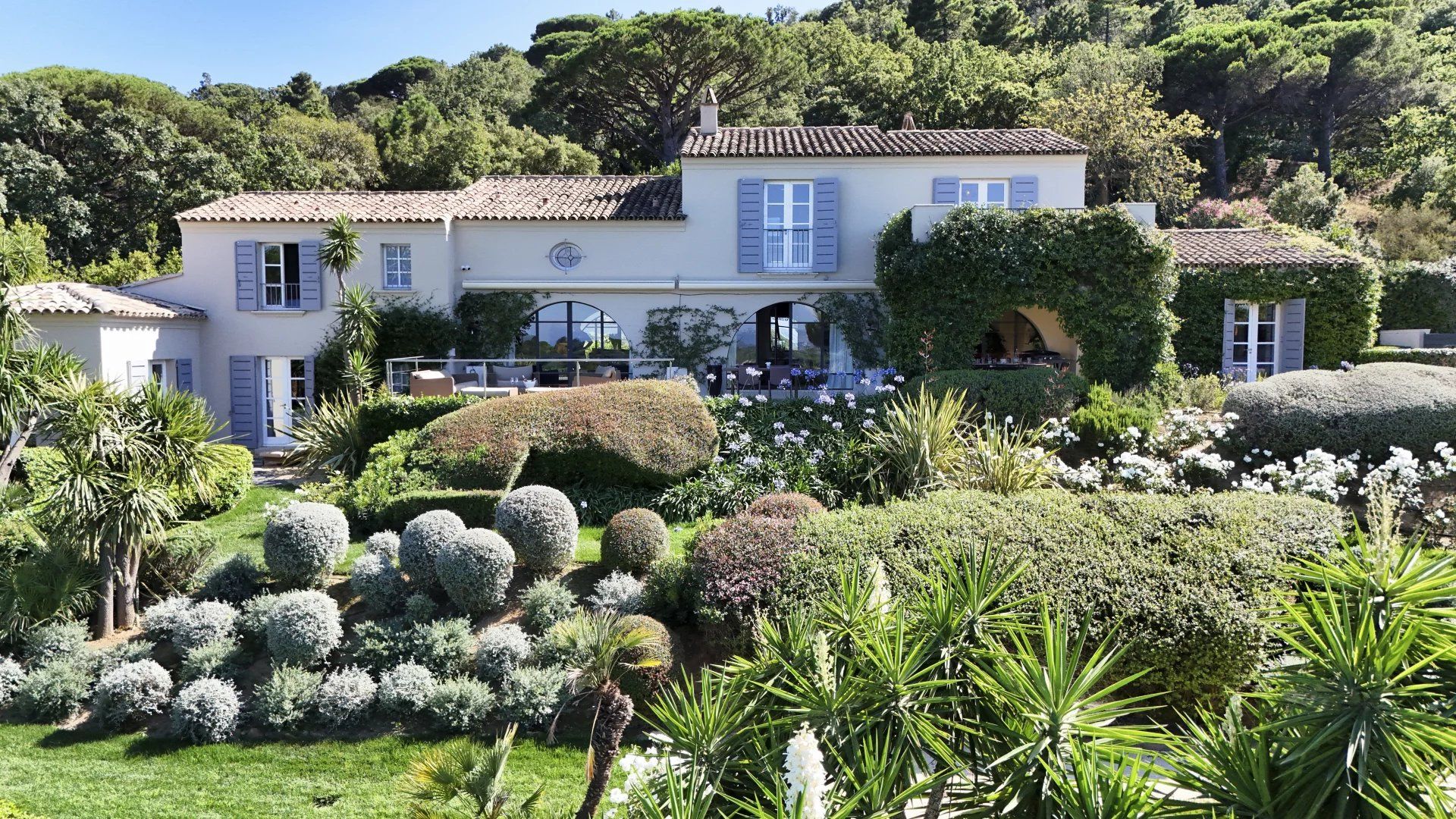 villa 9 Rooms for seasonal rent on Saint-Tropez (83990)