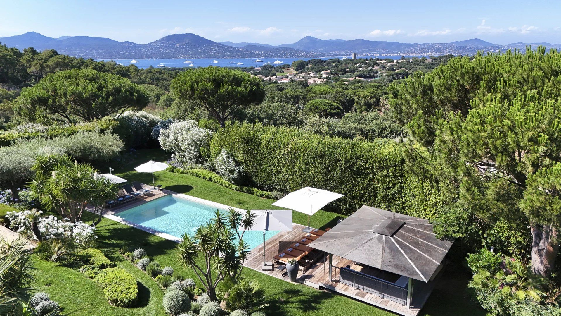 villa 9 Rooms for seasonal rent on Saint-Tropez (83990)