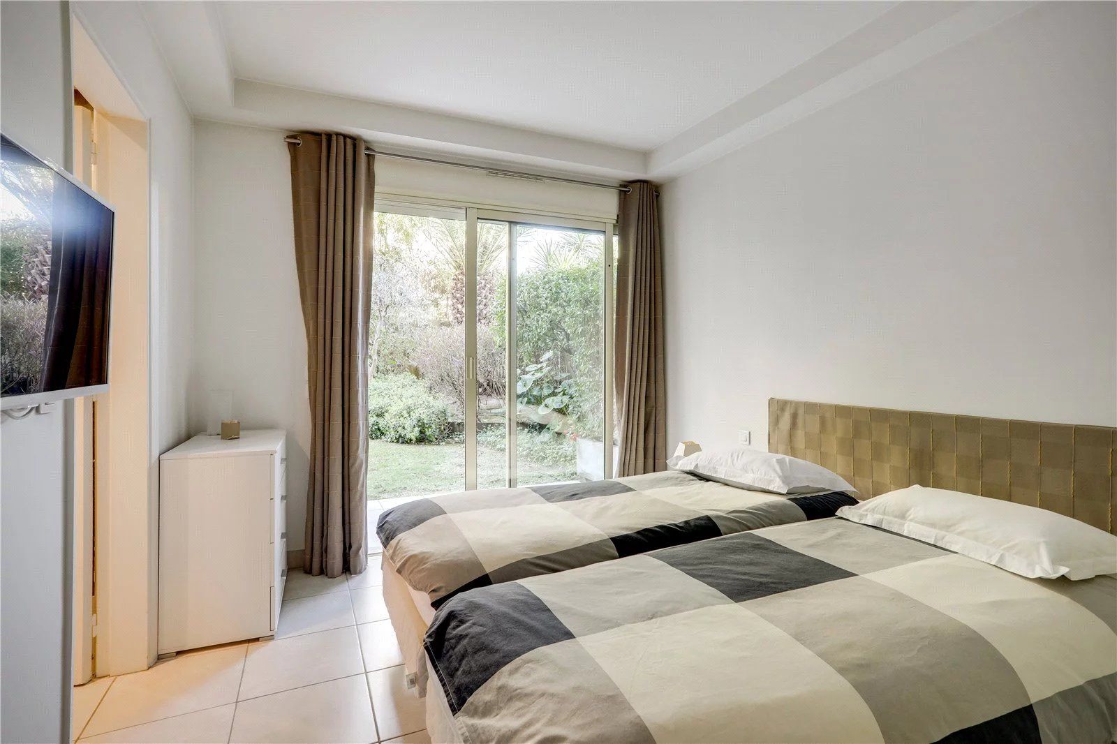 apartment 5 Rooms for seasonal rent on Antibes (06160)