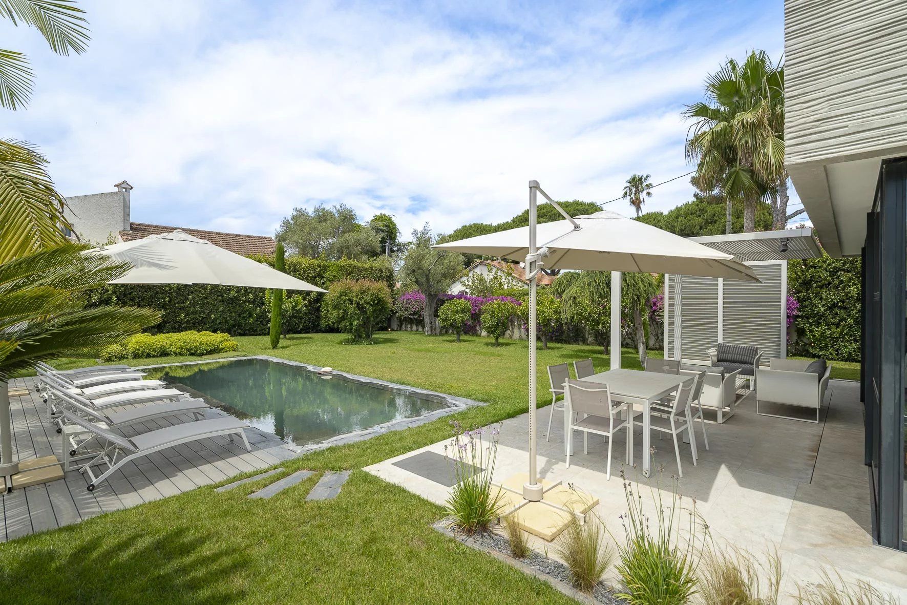 villa 7 Rooms for seasonal rent on Antibes (06160)