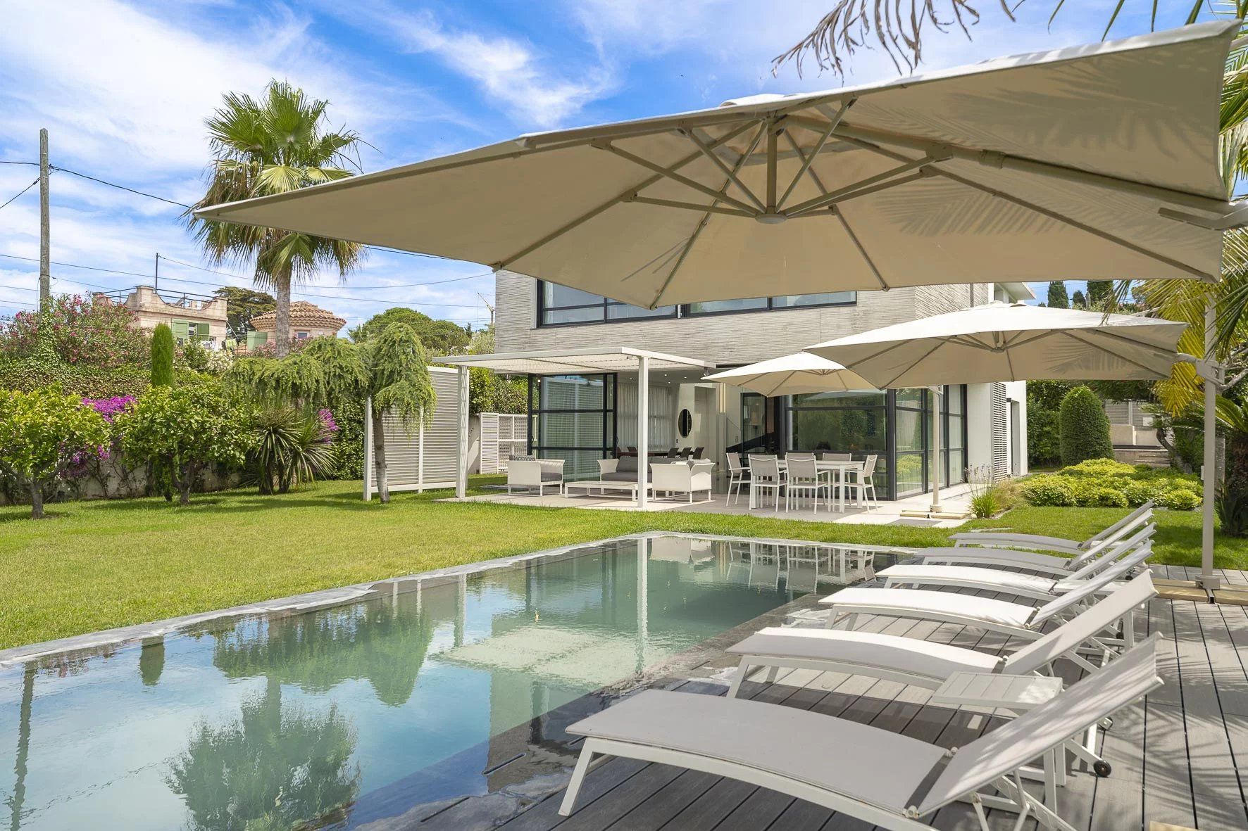 villa 7 Rooms for seasonal rent on Antibes (06160)