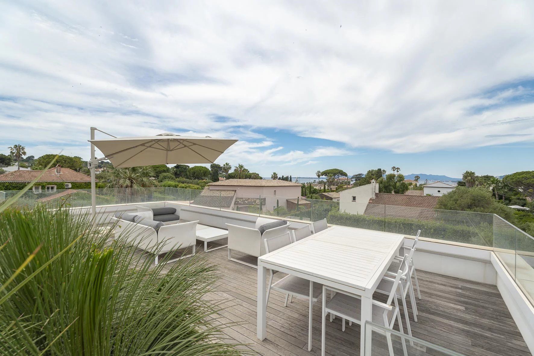 villa 7 Rooms for seasonal rent on Antibes (06160)