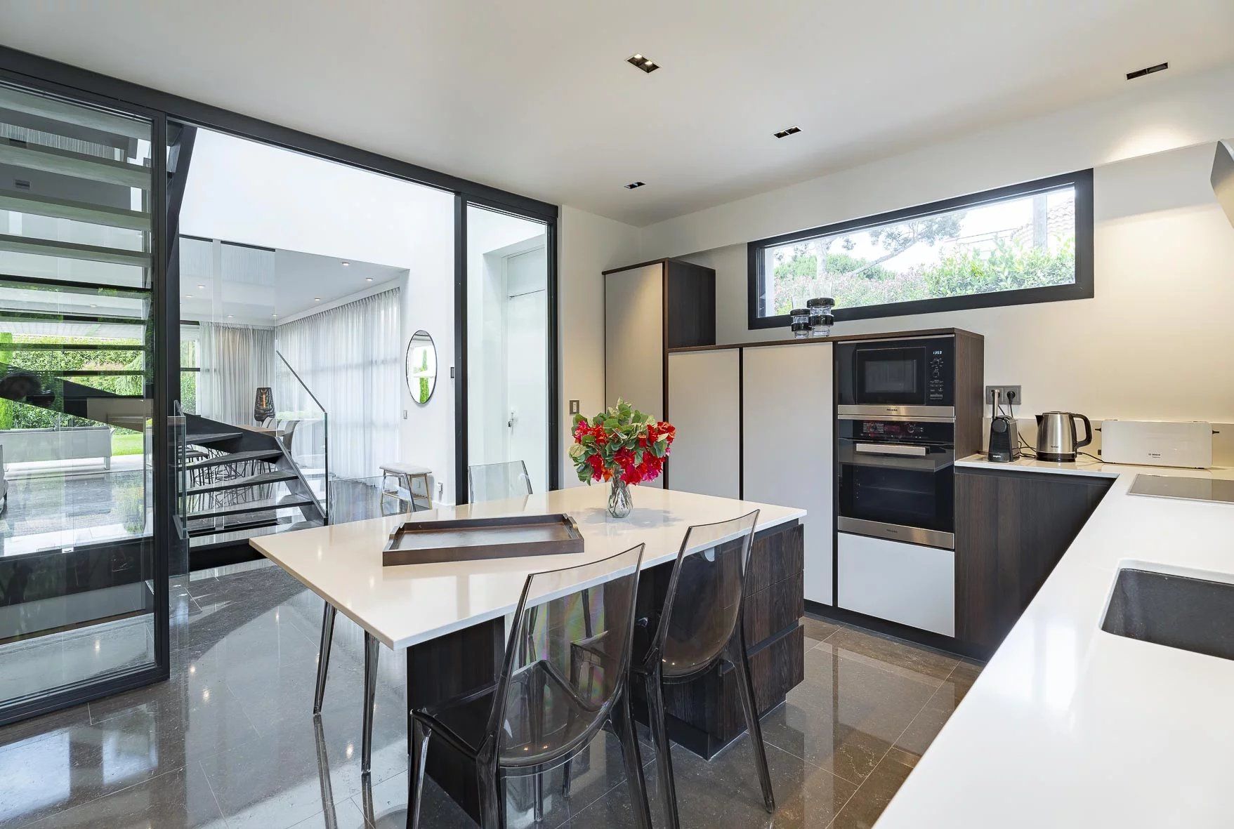 villa 7 Rooms for seasonal rent on Antibes (06160)