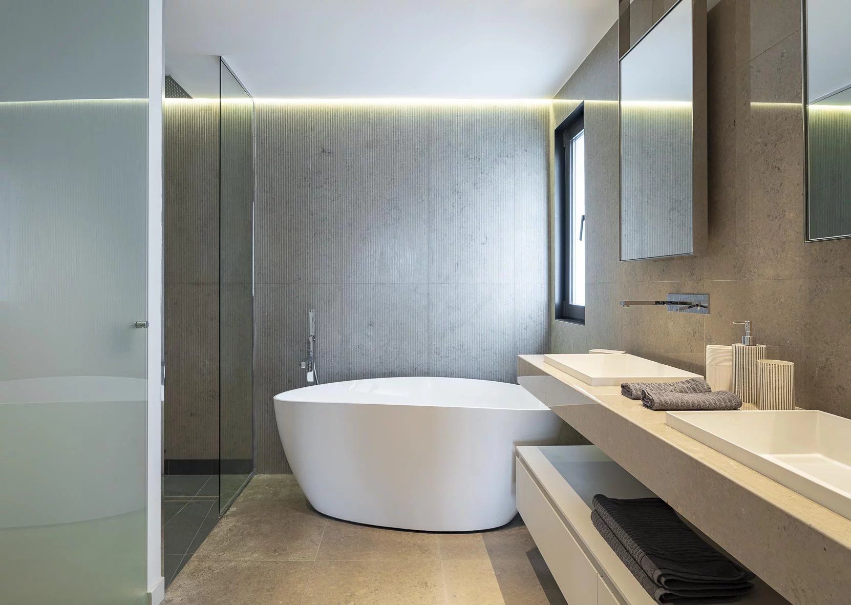 villa 7 Rooms for seasonal rent on Antibes (06160)