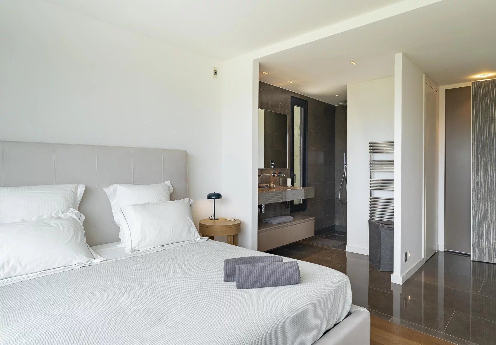 villa 7 Rooms for seasonal rent on Antibes (06160)