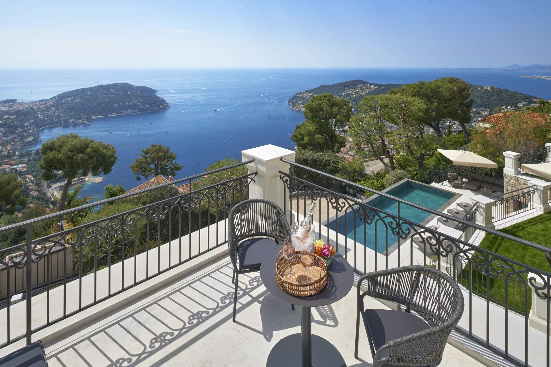 villa 7 Pièces en location saisonnière sur Villefranche-sur-Mer (06230) Location saisonnière Villa Villefranche-sur-Mer 7 Pièces 450 m²
