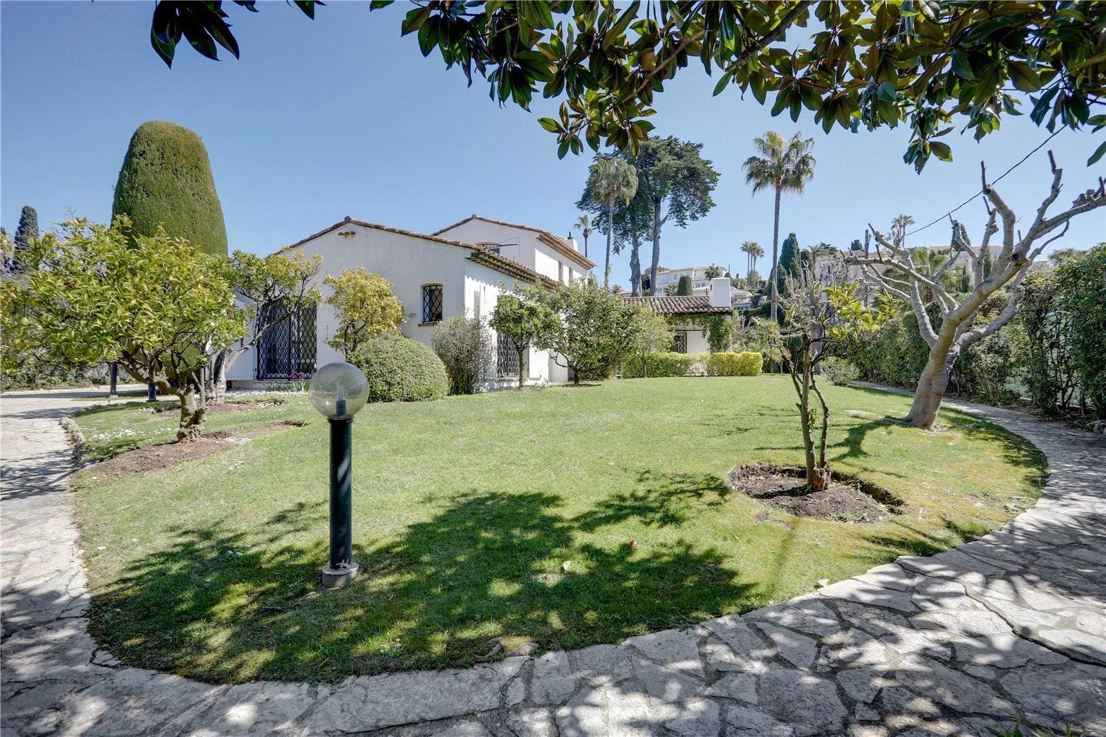 villa 7 Rooms for seasonal rent on Antibes (06160)