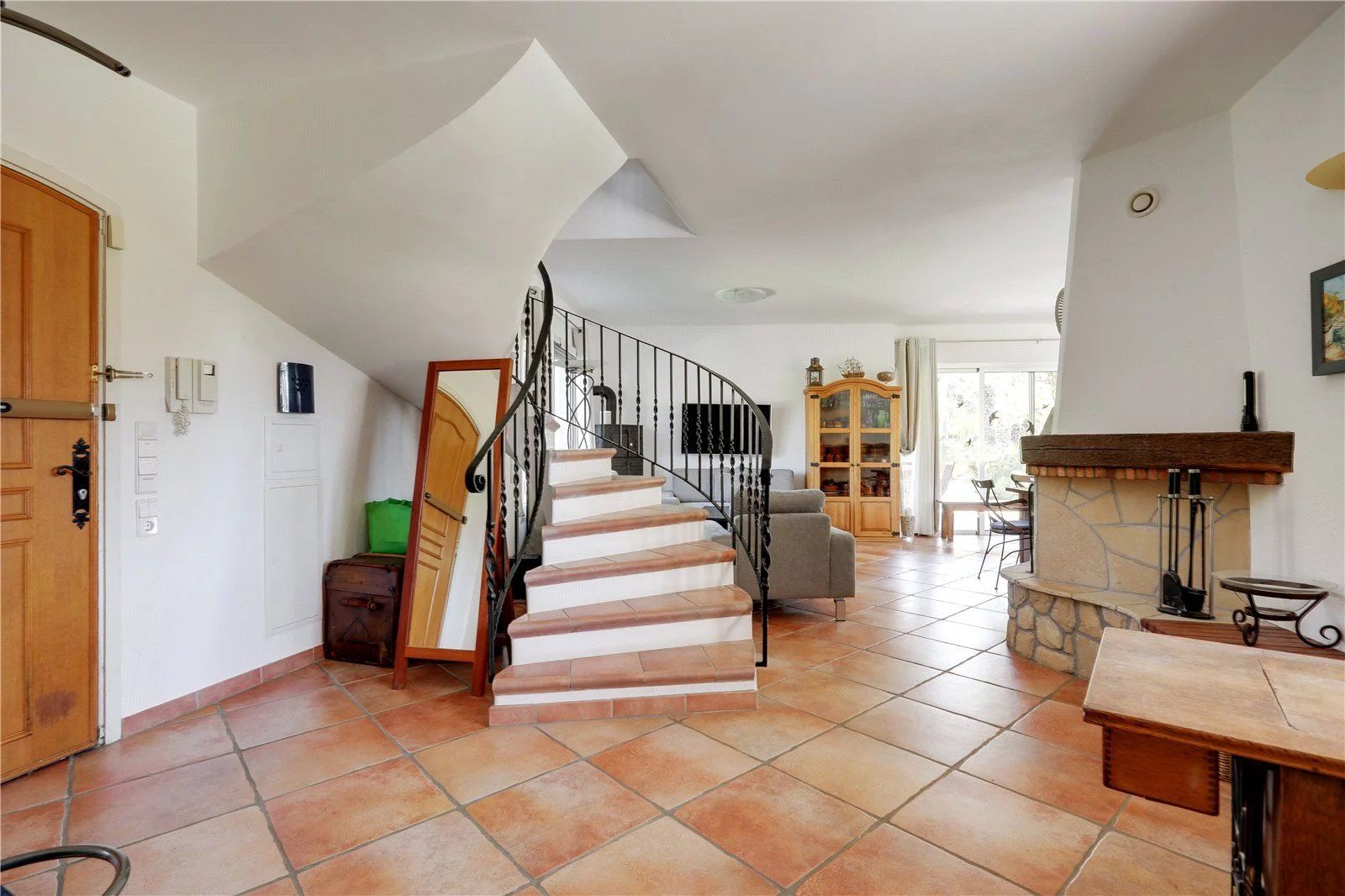 villa 7 Rooms for seasonal rent on Antibes (06160)