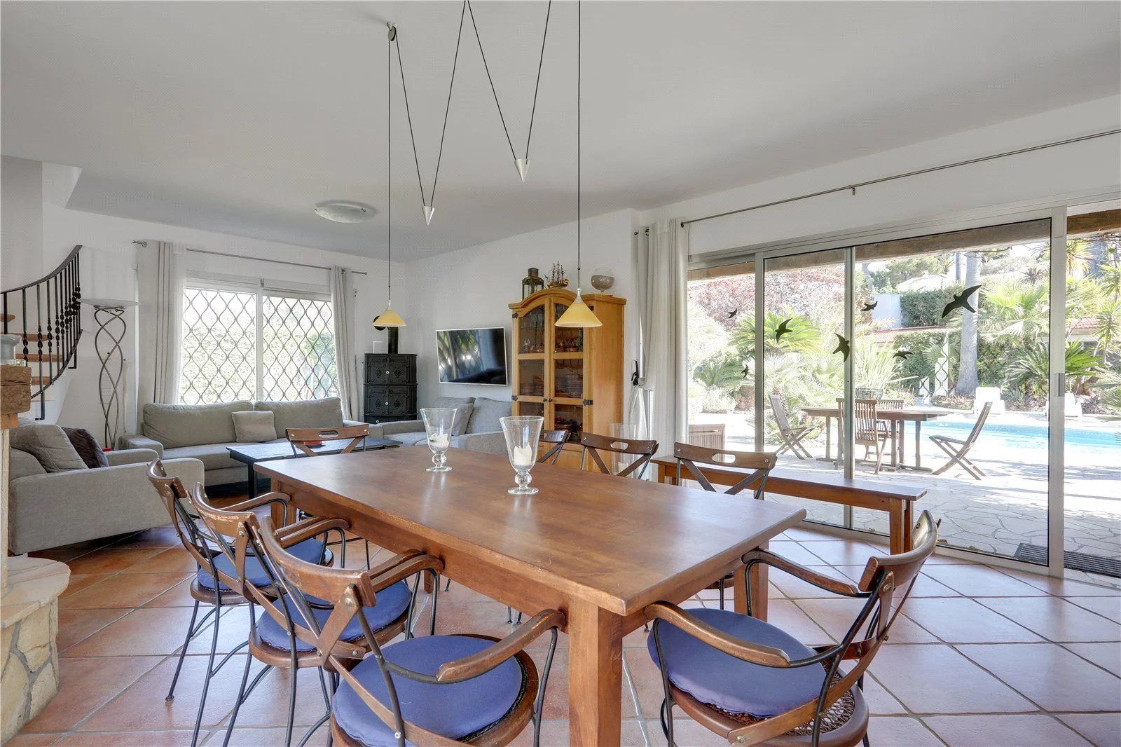 villa 7 Rooms for seasonal rent on Antibes (06160)