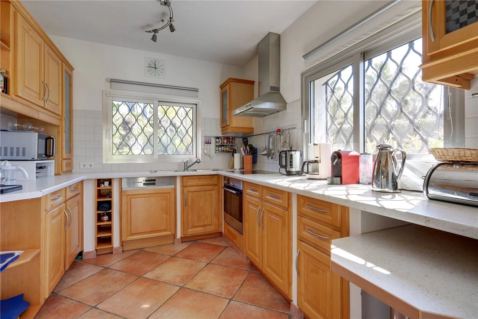 villa 7 Rooms for seasonal rent on Antibes (06160)