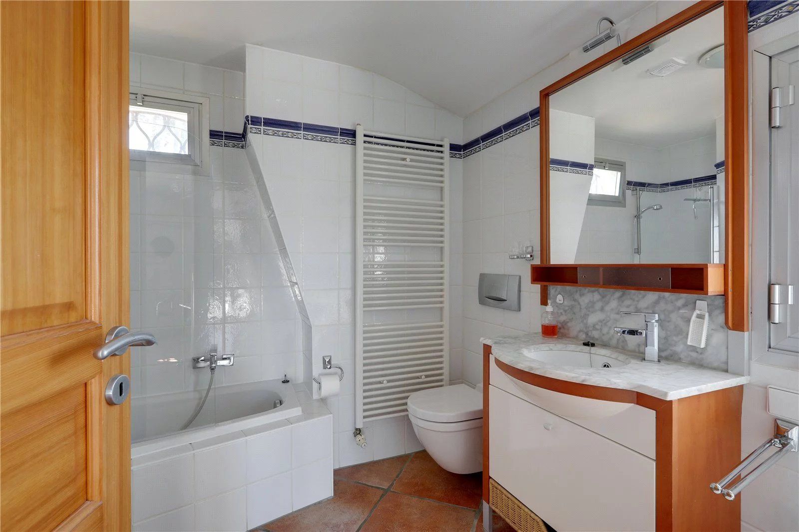 villa 7 Rooms for seasonal rent on Antibes (06160)