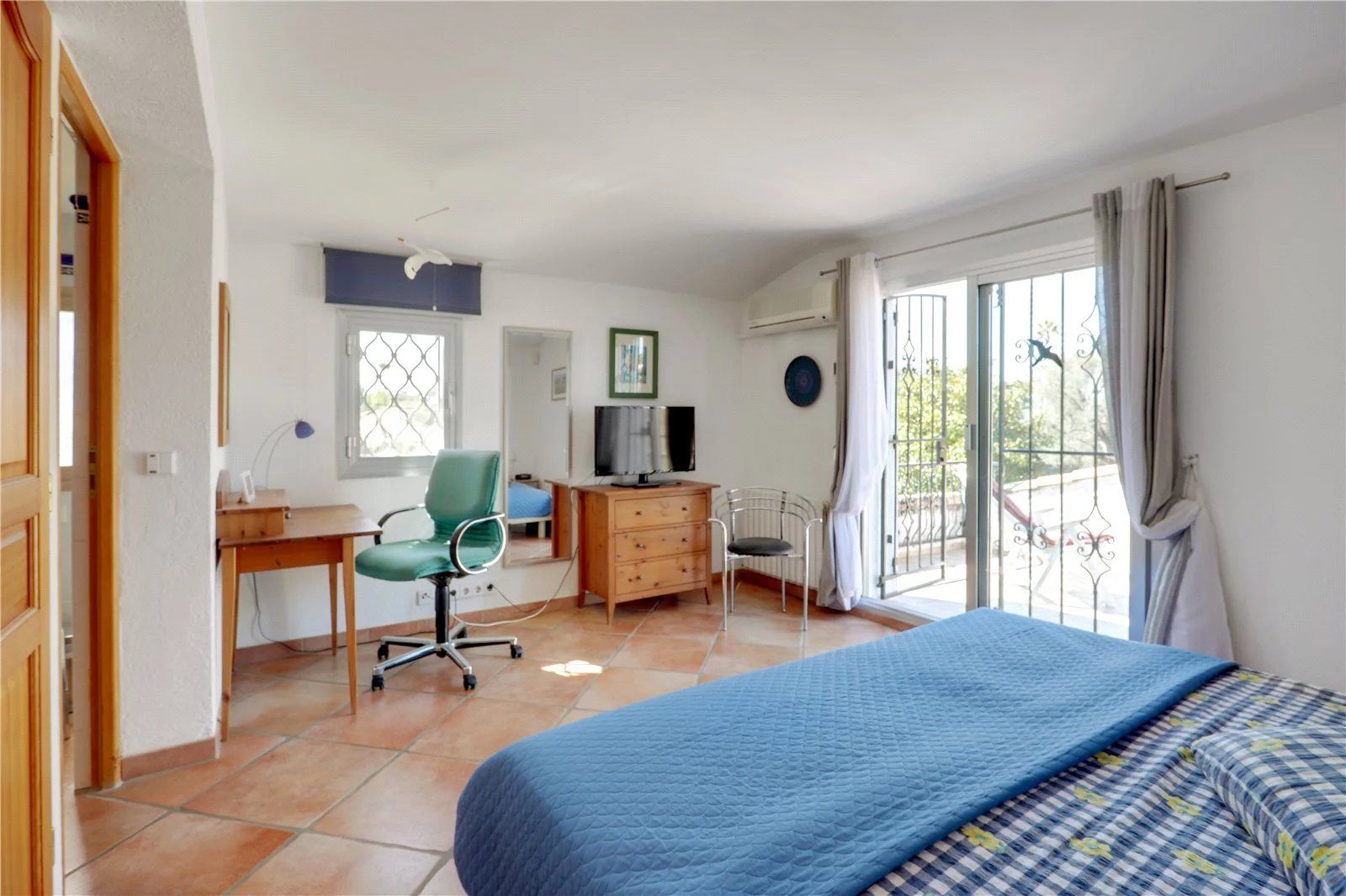 villa 7 Rooms for seasonal rent on Antibes (06160)
