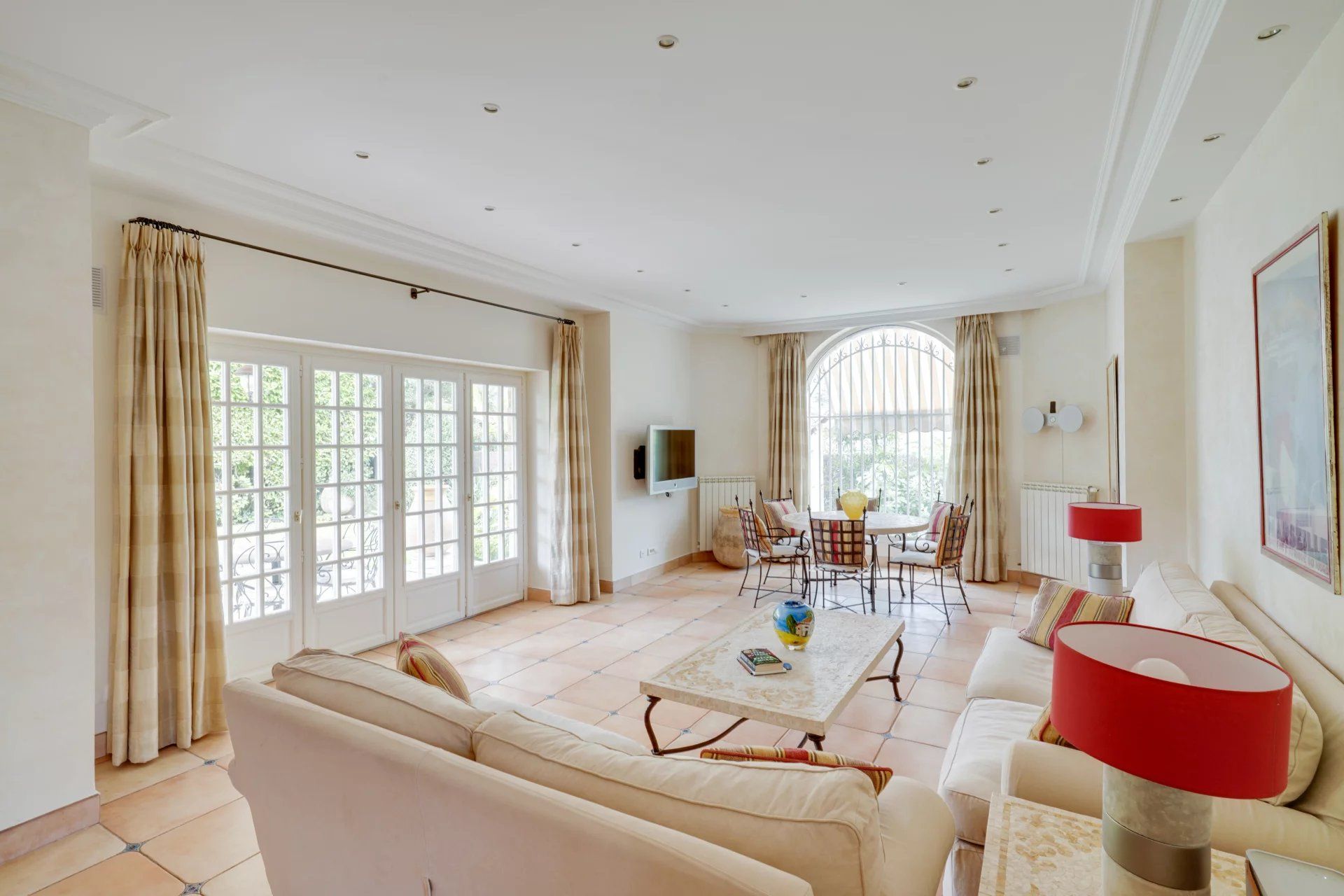 villa 6 Pièces en location saisonnière sur Antibes (06160)