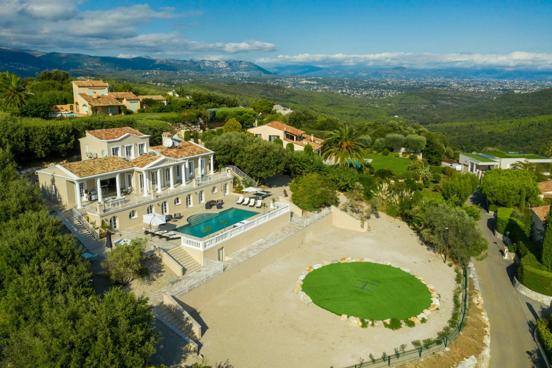 villa 12 Rooms for seasonal rent on Valbonne (06560)