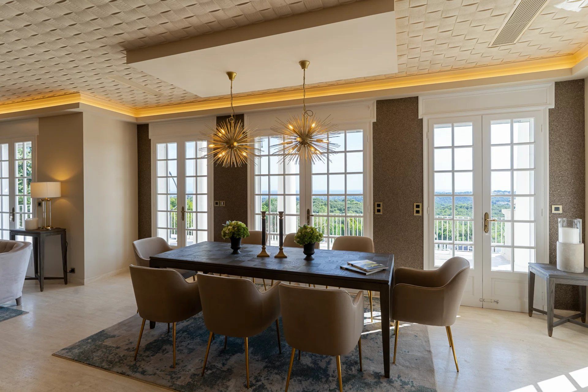 villa 12 Rooms for seasonal rent on Valbonne (06560)